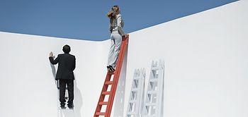 Geschäftsfrau die oben auf einer Leiter steht