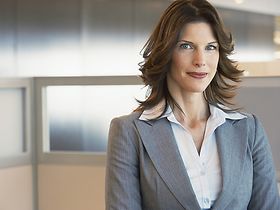 Geschäftsfrau im Büro die direkt in die Kamera schaut