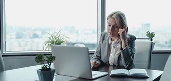 Geschäftsfrau in einer Videokonferenz