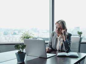 Geschäftsfrau in einer Videokonferenz