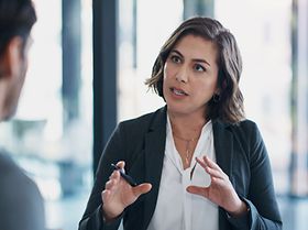 Geschäftsfrau redet