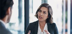 Geschäftsfrau redet