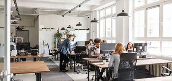 Geschäftsleute in moderne Bürofläche