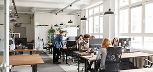 Geschäftsleute in moderne Bürofläche
