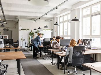Geschäftsleute in moderne Bürofläche