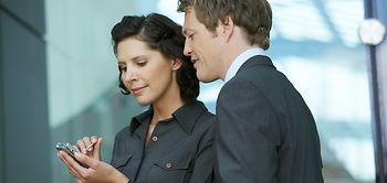 Geschäftsleute Terminabstimmung Smartphone