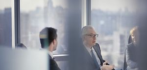 Geschäftsmänner im Raum