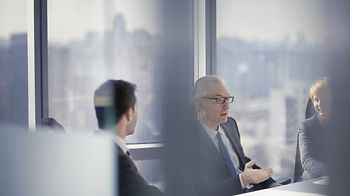 Geschäftsmänner im Raum