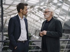 Geschäftsmänner unterhalten sich