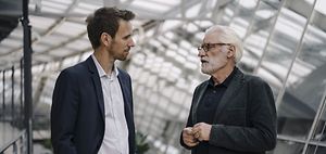 Geschäftsmänner unterhalten sich