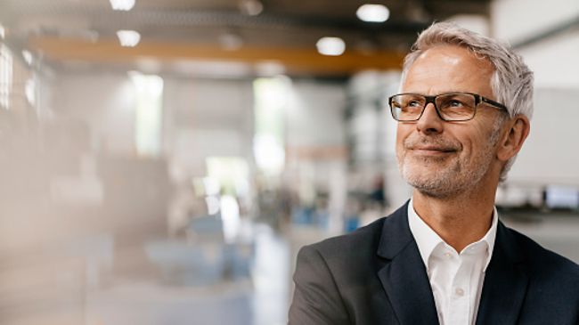 Geschäftsmann blickt positiv in Zukunft