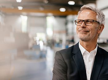 Geschäftsmann blickt positiv in Zukunft