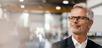 Geschäftsmann blickt positiv in Zukunft