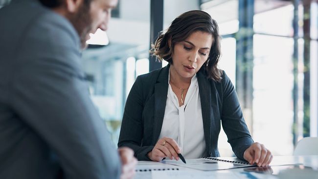 Geschäftsmann,-frau mit Papierkram