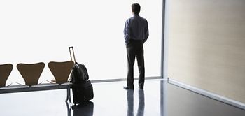 Geschäftsmann im Wartebereich