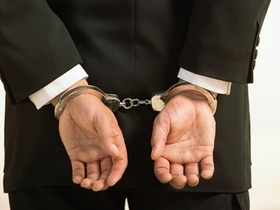 Geschäftsmann in Handschellen Rückenansicht