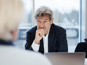 Geschäftsmann konzentriert im Gespräch