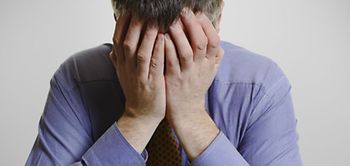 Geschäftsmann mit dem Kopf in den Händen