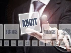 Geschäftsmann tippt auf Audit Zeichen in einer Projektion