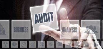 Geschäftsmann tippt auf Audit Zeichen in einer Projektion