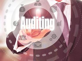 Geschäftsmann tippt auf digitales Symbol Auditing