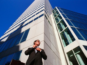 Geschäftsmann vor Hochhaus