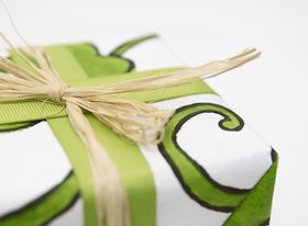 Geschenk mit Schleife Nahaufnahme