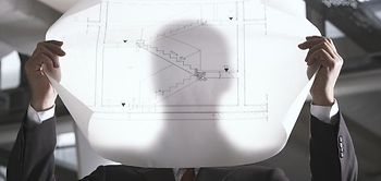 Gesicht unkenntlich hinter Papierbogen