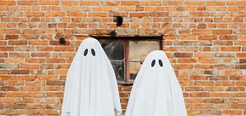 Gespenster vor Backsteinfassade