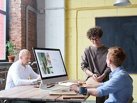 Gespräch am Arbeitsplatz