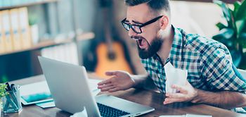 Gestresster Mann an Computer