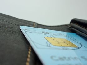 Gesundheitskarte ragt aus Geldbeutel