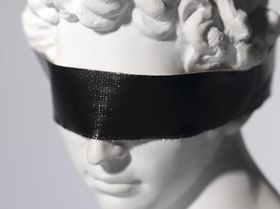 Statue Augen verbunden