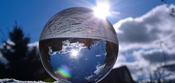 Glaskugel Winter Sonne Spiegelung