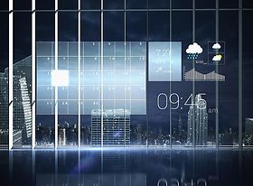Glasscheibe auf die ein Hologramm gestrahlt wird