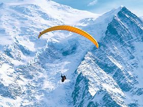 Gleitschirmflieger vor Montblanc-Massiv