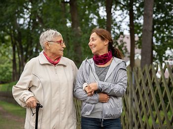 Glückliche Seniorin und Betreuerin
