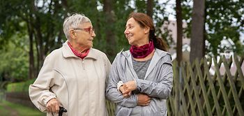 Glückliche Seniorin und Betreuerin
