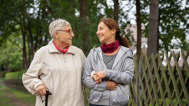 Glückliche Seniorin und Betreuerin