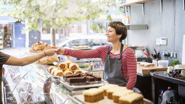 Glückliche Verkäuferin