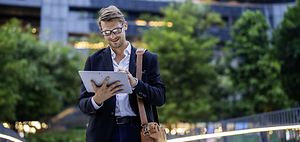 glücklicher Mann mit Brieftasche