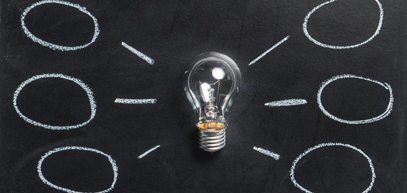 Glühbirne auf Schiefertafel Idee Geistesblitz