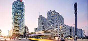 Berlin Potsdamer Platz Tram gelb