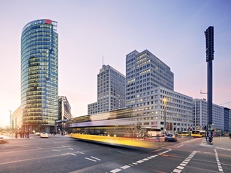Berlin Potsdamer Platz Tram gelb
