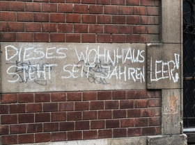 Grafitti an Wand-Dieses Wohnhaus steht seit Jahren leer