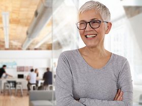 Grauhaarige Frau