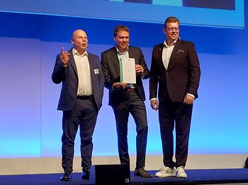 Green Controlling Preis wird an Peer Brauer überreicht.