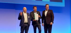 Green Controlling Preis wird an Peer Brauer überreicht.