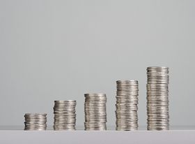 Größer werdende Stapel von Münzen