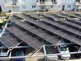 Großer Carport mit Photovoltaikanlage